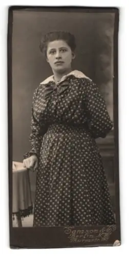 Fotografie Samson & Co., Berlin, Turmstrasse 16, Frau im gepunkteten Kleid