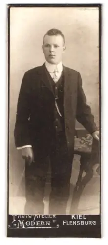 Fotografie Atelier Modern, Kiel, Porträt eines jungen Mannes im Anzug