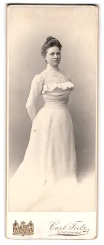 Fotografie Carl Tietz, Berlin, Leipzigerstr. 119-120, Porträt einer jungen Frau in elegantem Kleid