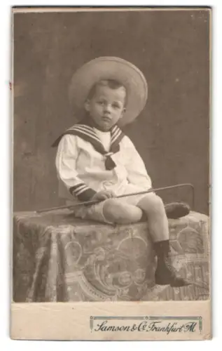 Fotografie Samson & Co, Frankfurt am Main, Zeil 46, Porträt eines Jungen im Matrosenanzug