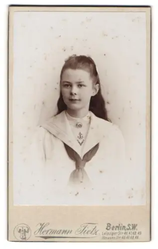 Fotografie Hermann Tietz, Berlin, Leipziger Str. 46, Mädchen im Matrosenanzug