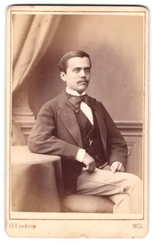 Fotografie O. Lindner, Berlin, Prinzenstrasse 71, Porträt eines eleganten Herren