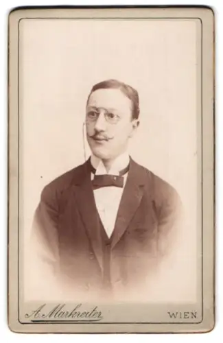 Fotografie A. Markreiter, Wien, Kirchengasse 59, Porträt eines Mannes mit Brille