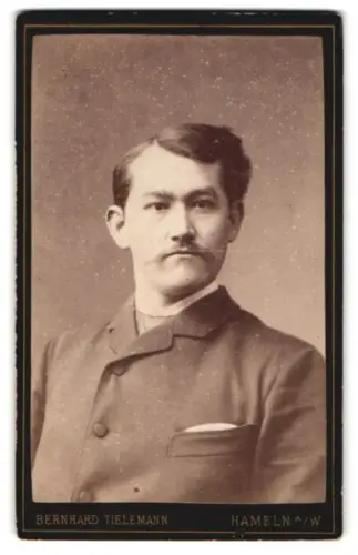 Fotografie Bernhard Tielemann, Hameln, Bäckerstrasse 2, Porträt eines Mannes mit Schnurrbart