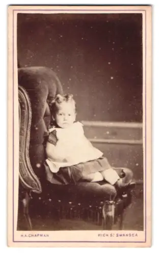 Fotografie H.A. Chapman, Swansea, High Street 235, Kleinkind auf grossem Sessel