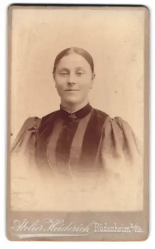 Fotografie Osw. Heiderich, Rüdesheim am Rhein, porträtiert eine Frau in elegantem Kleid