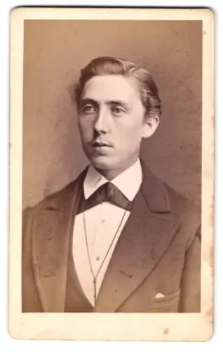 Fotografie Georg Aulmann, Offenbach a.M., Hospitalstrasse 16, Porträt eines jungen Mannes