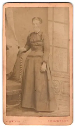 Fotografie K. Walter, Aschaffenburg, Weissenburger Strasse, Dame im eleganten Kleid