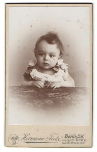 Fotografie Hermann Tietz, Berlin, Leipziger Str. 46, Porträt eines Kleinkindes
