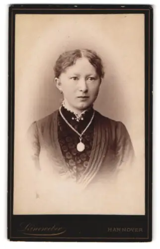 Fotografie G.W. Leineweber, Hannover, Georgstrasse 11, Porträt einer Frau