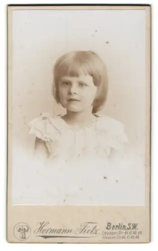 Fotografie Hermann Tietz, Berlin S.W., Leipziger Str. 46, Porträt eines jungen Mädchens
