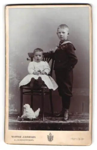 Fotografie Victor Angerer, Wien, Walfischgasse 11, Zwei Kinder mit Spielzeughund