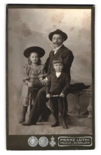 Fotografie Franz Lüthi, St. Gallen, Feldle, Familienporträt mit zwei Kindern