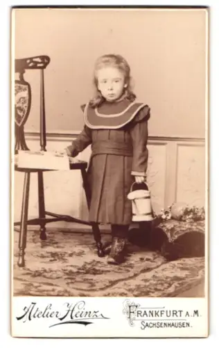 Fotografie Atelier Heinz, Frankfurt am Main, Brückenstrasse 54, Porträt eines Kindes mit Puppe