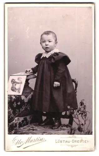 Fotografie Otto Martin, Dresden, Reisewitzerstrasse 20, Kind in elegantem Kleid