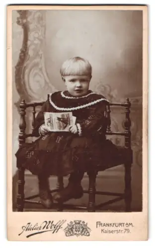 Fotografie Atelier Wolff, Frankfurt am Main, Kaiserstr. 79, Kind auf Stuhl sitzend