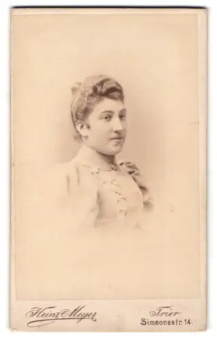 Fotografie Heinr. Meyer, Trier, Simeonsstr. 14, Porträt einer Frau