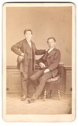 Fotografie Georg Aulmann, Offenbach a.M., Hospitalstrasse 16, Zwei junge Männer in Anzug