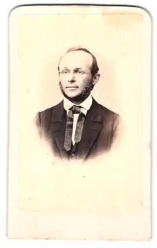 Fotografie J. Klauer, Offenbach am Bahnhof, Porträt eines Mannes mit Krawatte