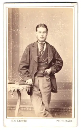Fotografie W. G. Lewis, Bath, Milsom Street 44, Porträt eines eleganten Herrn