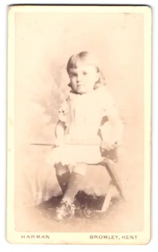 Fotografie R. V. Harman, Bromley, High Street 75, sitzendes Kind mit Stab
