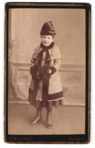 Fotografie C. Koemmet, Cochem, Kind im eleganten Wintermantel