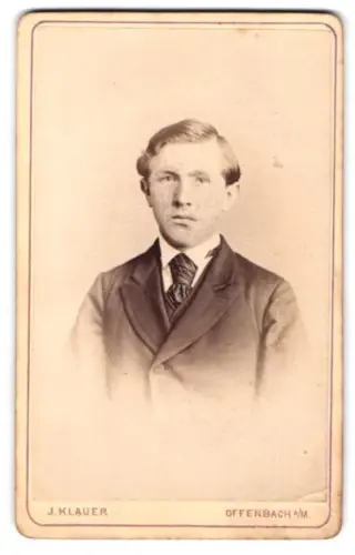 Fotografie J. Klauer, Offenbach am Main, Domstrasse 65, Porträt eines jungen Mannes