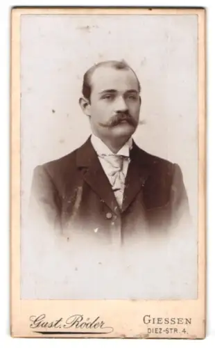 Fotografie Gust. Röder, Giessen, Diez-Str. 4, Porträt eines Mannes mit Schnurrbart