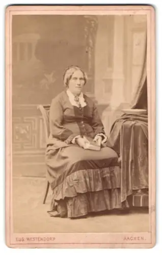 Fotografie Eug. Westendorp, Aachen, Hochstrasse 8, Dame mit Buch