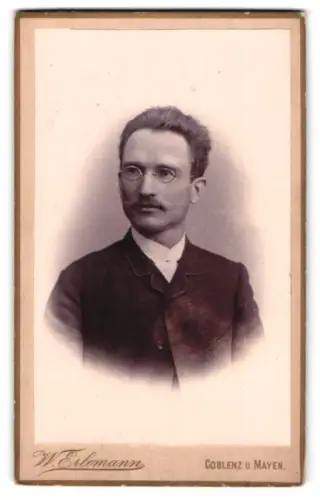 Fotografie W. Erlemann, Coblenz, Löhr-Strasse 77, Porträt eines Herrn mit Brille