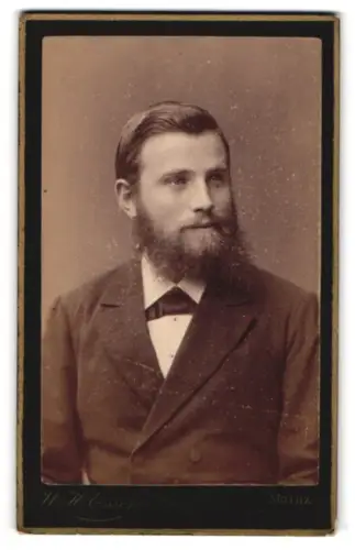 Fotografie W. H. Esser, Mainz, Emmerich Josephstr 11 Neu, Porträt eines eleganten Herrn