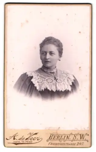 Fotografie A. de Veer, Berlin, Friedrichstrasse 247, Porträt einer Dame mit Spitzenkragen
