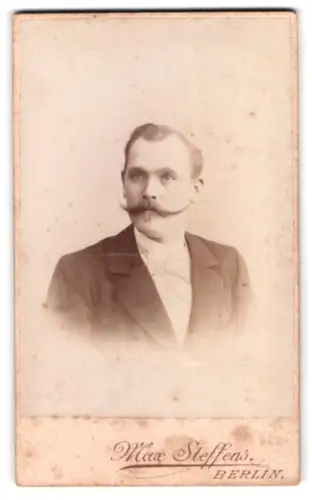 Fotografie Max Steffens, Berlin, N. Lothringer-Str. 54, Porträt eines Herrn mit markantem Schnurrbart