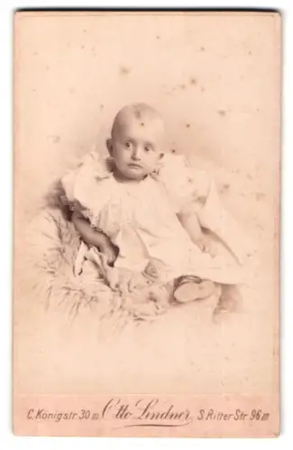 Fotografie Otto Lindner, Berlin, Königstrasse 30, Sitzendes Kleinkind auf Pelz