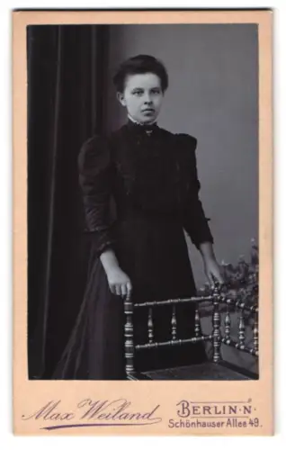 Fotografie Max Weiland, Berlin, Schönhauser Allee 49, Dame in elegantem Kleid