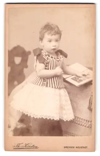 Fotografie Th. Kirsten, Dresden, Bautzenerstr. 79, Kleinkind mit gestreiftem Kleid