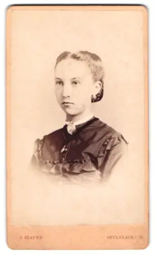 Fotografie J. Klauer, Offenbach a. M., Domstrasse 65, Porträt einer jungen Frau