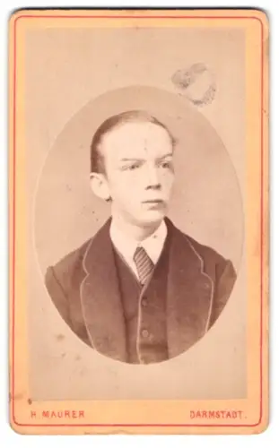 Fotografie H. Maurer, Darmstadt, Louisenstr. 10, Porträt eines jungen Mannes