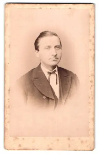 Fotografie G. David, Bückeburg, Langestr. 42, Porträt eines Mannes