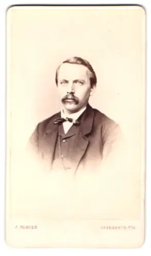 Fotografie J. Klauer, Offenbach am Main, am Bahnhof Nr. 65, Porträt eines Mannes