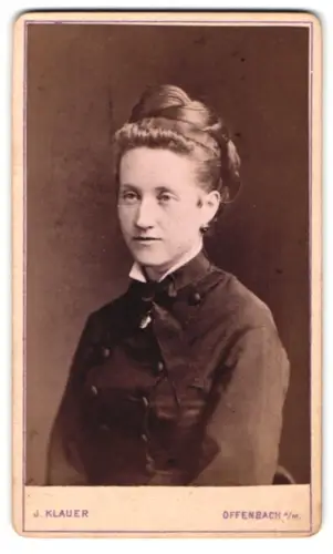 Fotografie J. Klauer, Offenbach am Main, Domstrasse 65, Porträt einer Frau mit Hochsteckfrisur