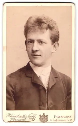 Fotografie Rheinstaedter Nachf., Frankfurt a.M., Grosse Bockenheimerstr. 30, Porträt eines jungen Mannes
