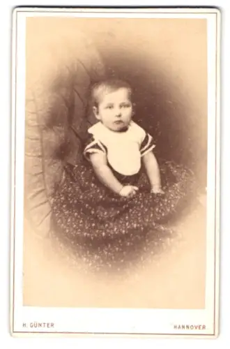 Fotografie H. Günter, Hannover, Marienstrasse No. 7, Kleinkind auf gepolstertem Stuhl sitzend