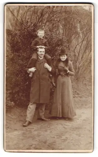 Fotografie unbekannter Fotograf und Ort, Familie mit einem Kind im Freien 1901