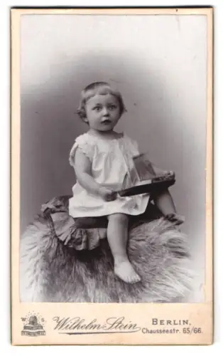 Fotografie Wilhelm Stein, Berlin, Chausseestr. 65/66, Kind mit Spielzeugboot