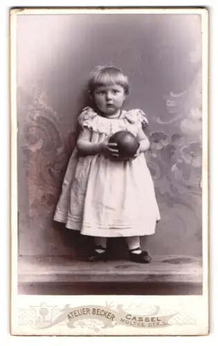Fotografie Atelier Becker, Cassel, Moltke Str. 3, Kind mit Ball