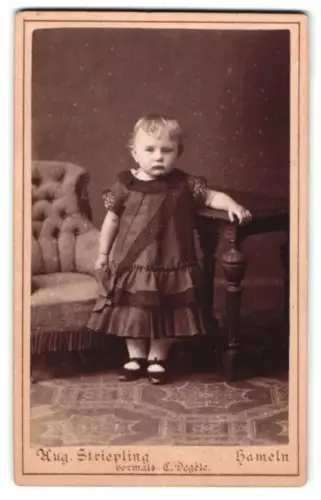 Fotografie Aug. Striepling, Hameln, Emmernstr. 11, Kleinkind im eleganten Kleid
