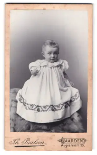 Fotografie Th. Paulsen, Gaarden, Augustenstr. 25, Porträt eines Kleinkindes in festlichem Kleid
