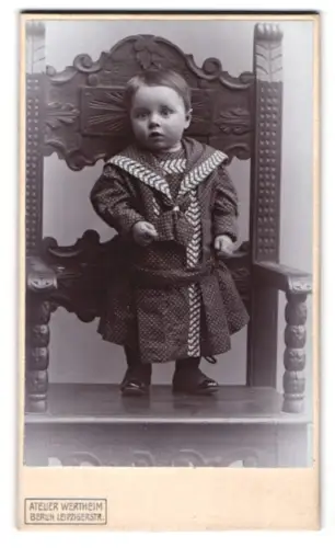 Fotografie Atelier Wertheim, Berlin, Leipzigerstr., Kind auf kunstvoll geschnitztem Stuhl