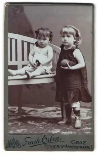 Fotografie Friedrich Erben, Graz, Annenstrasse 7, Zwei kleine Kinder bei einer Bank